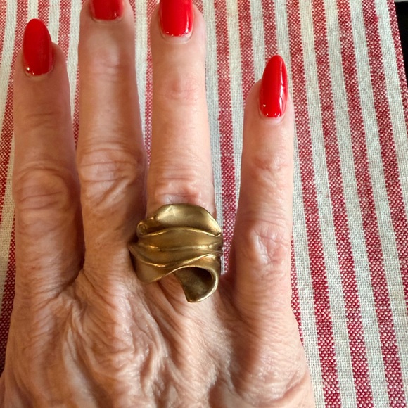 Banana Republic Gold Sculpted Ring size 6 - Picture 5 of 5